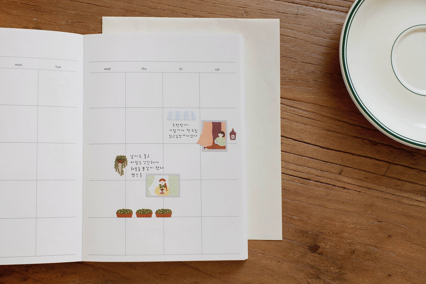 Calendar with Suatelier stickers on a wooden surface