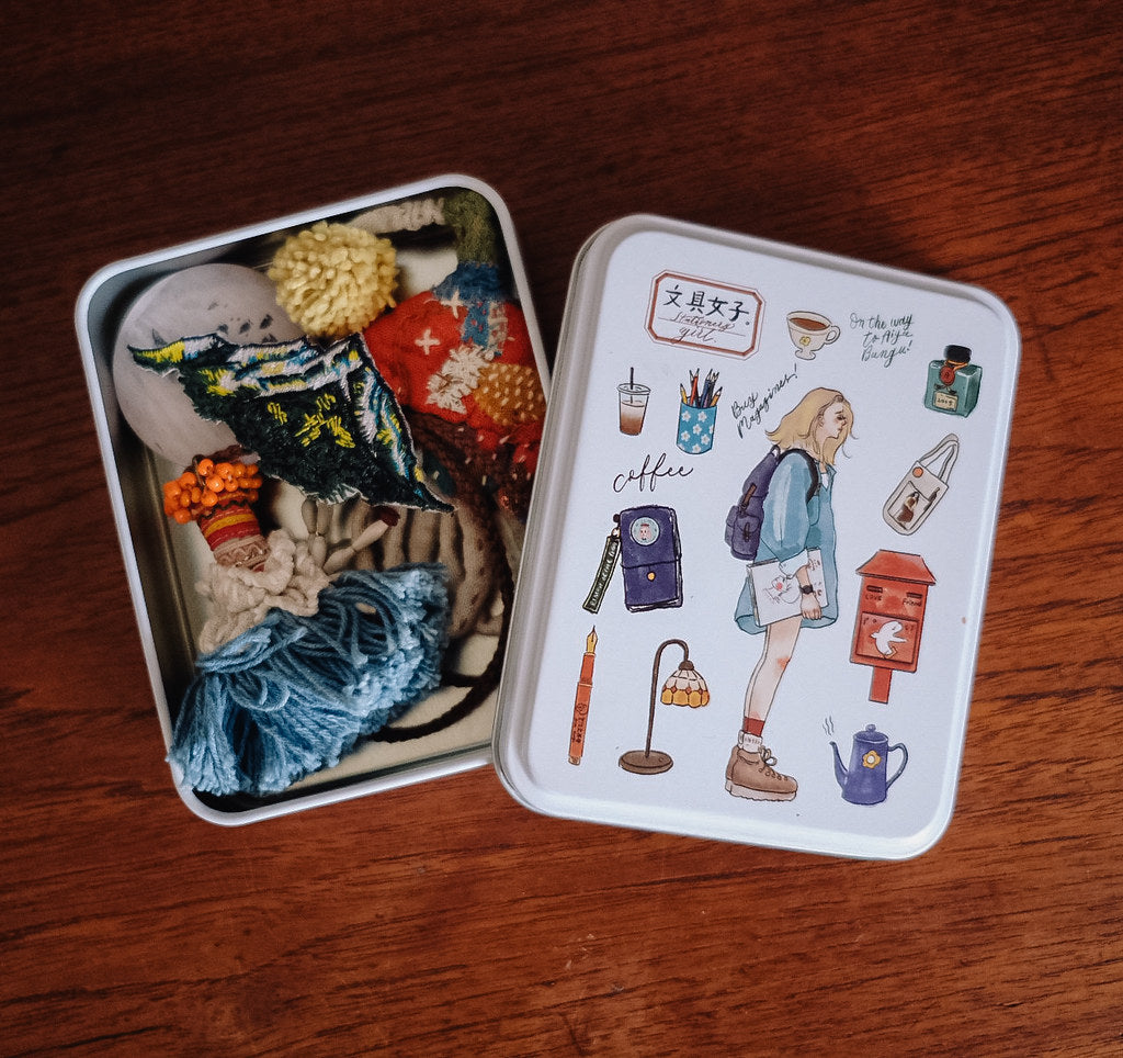 La Dolce Vita Tin - Stationery Girl with trinkets in the tin