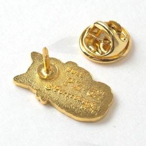 Pottering Cat Enamel Pin - Rice Cracker
